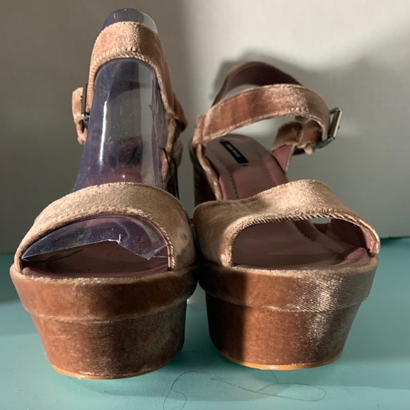 NWT- ZARA BLUSH VELVET PLATFORM HEELS - Picture 7 of 8